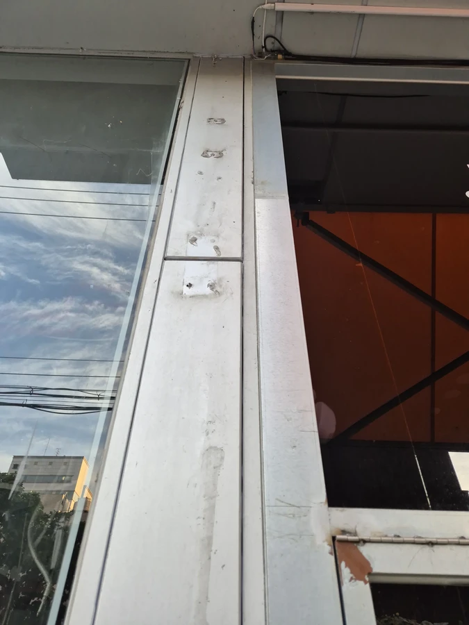 알루미늄판넬누수보수 패널 하부 보수 시공 전